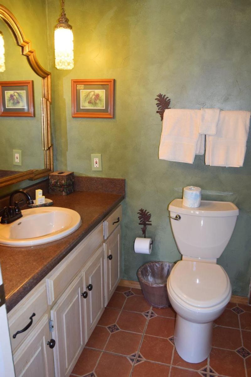 Claim Jumper Townhouse 16 - On The River - Across From The Fishing Ponds - In Town - Near The Ski Area - Fireplace - Wifi - Sate Red River Exterior foto